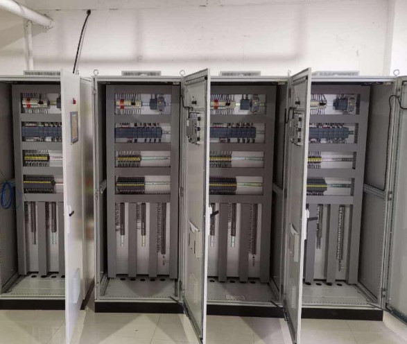 “為PLC控制柜安排合理的接線能夠使柜體更加美觀。”